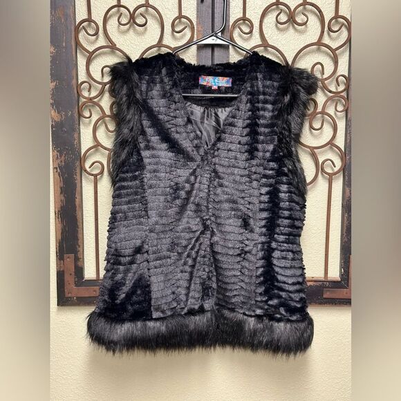 Selfie Couture black faux fur button vest - Picture 2 of 4